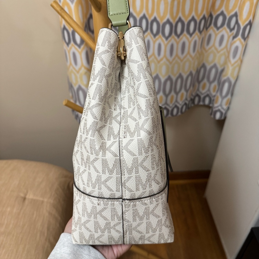 Michael Kors White and Green Women's Bag - Picture 3 of 9